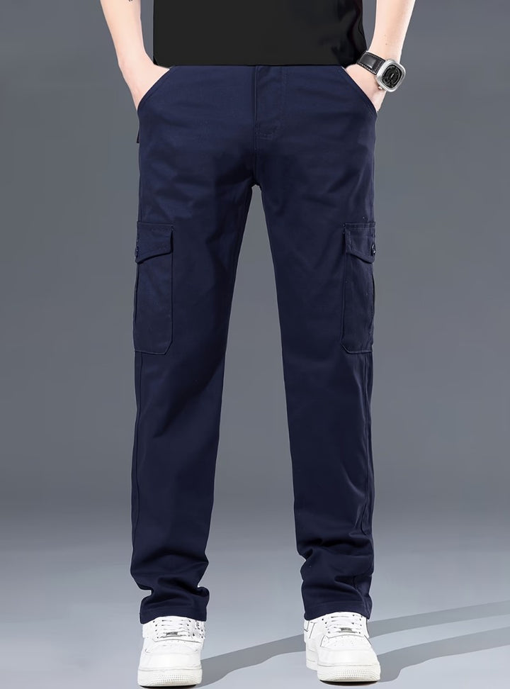 Pantalon cargo bleu marine vu de face, poches cuisse à rabat et coupe droite