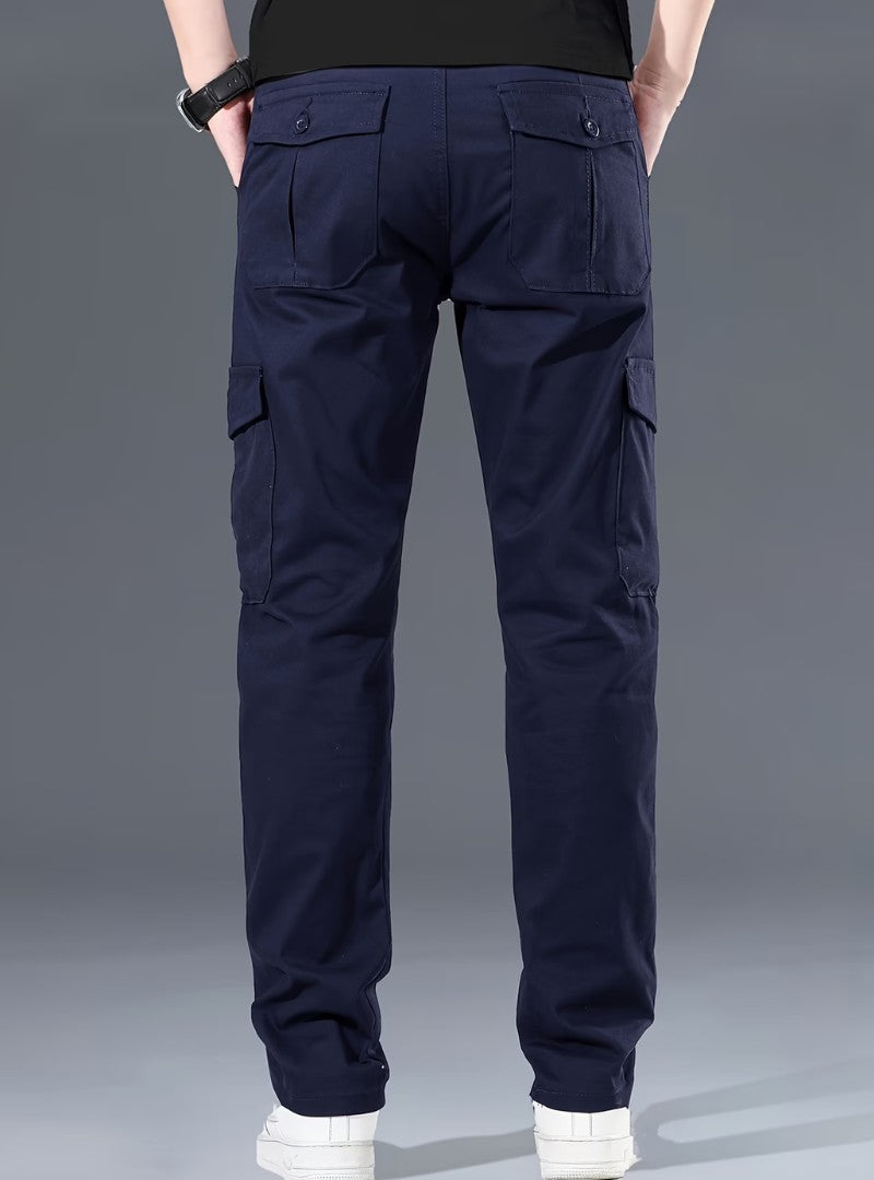 Dos du pantalon cargo bleu marine, poches arrière à rabat et jambe droite