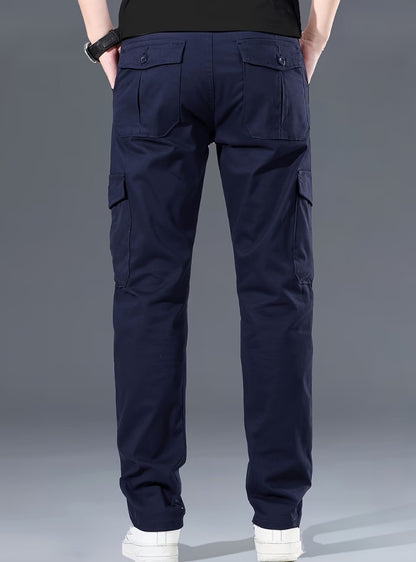 Dos du pantalon cargo bleu marine, poches arrière à rabat et jambe droite