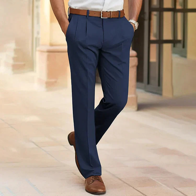 Pantalon de costume plissé, coloris bleu marine, vue de face