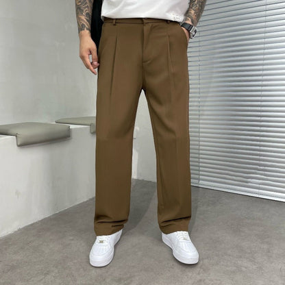 Pantalon large brun tabac à pinces, taille à passants et baskets blanches