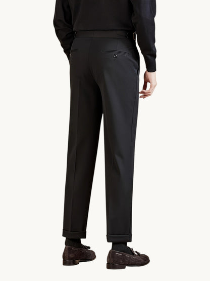 Pantalon droit noir avec plis en coton, vue de dos sur modèle