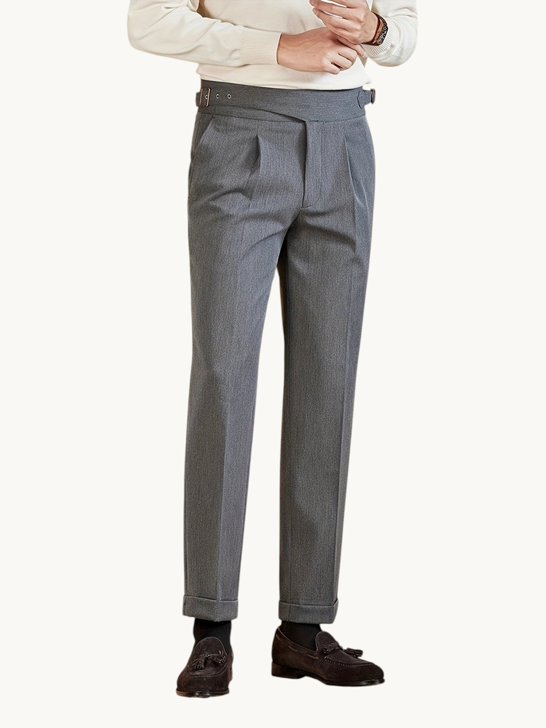 Pantalon droit gris à plis porté avec revers, ceinture gris foncé et chaussures marron