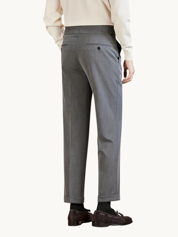 Pantalon droit gris en laine avec plis revers et coupe classique