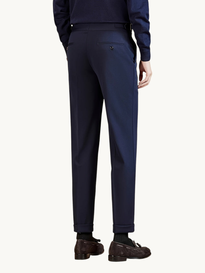 Pantalon droit bleu marine avec plis, vue arrière sur modèle