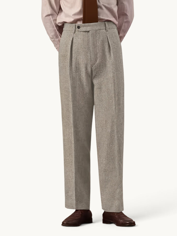 Pantalon droit plissé gris clair en chevrons porté avec des mocassins bruns