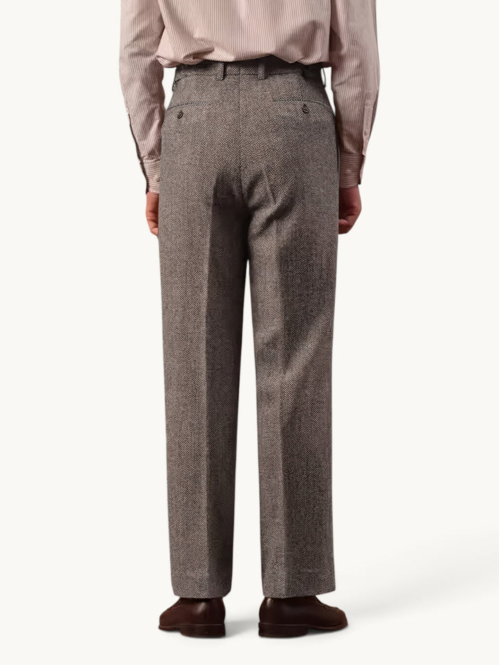 Pantalon droit en chevrons bruns vu de dos, poches passepoilées boutonnées