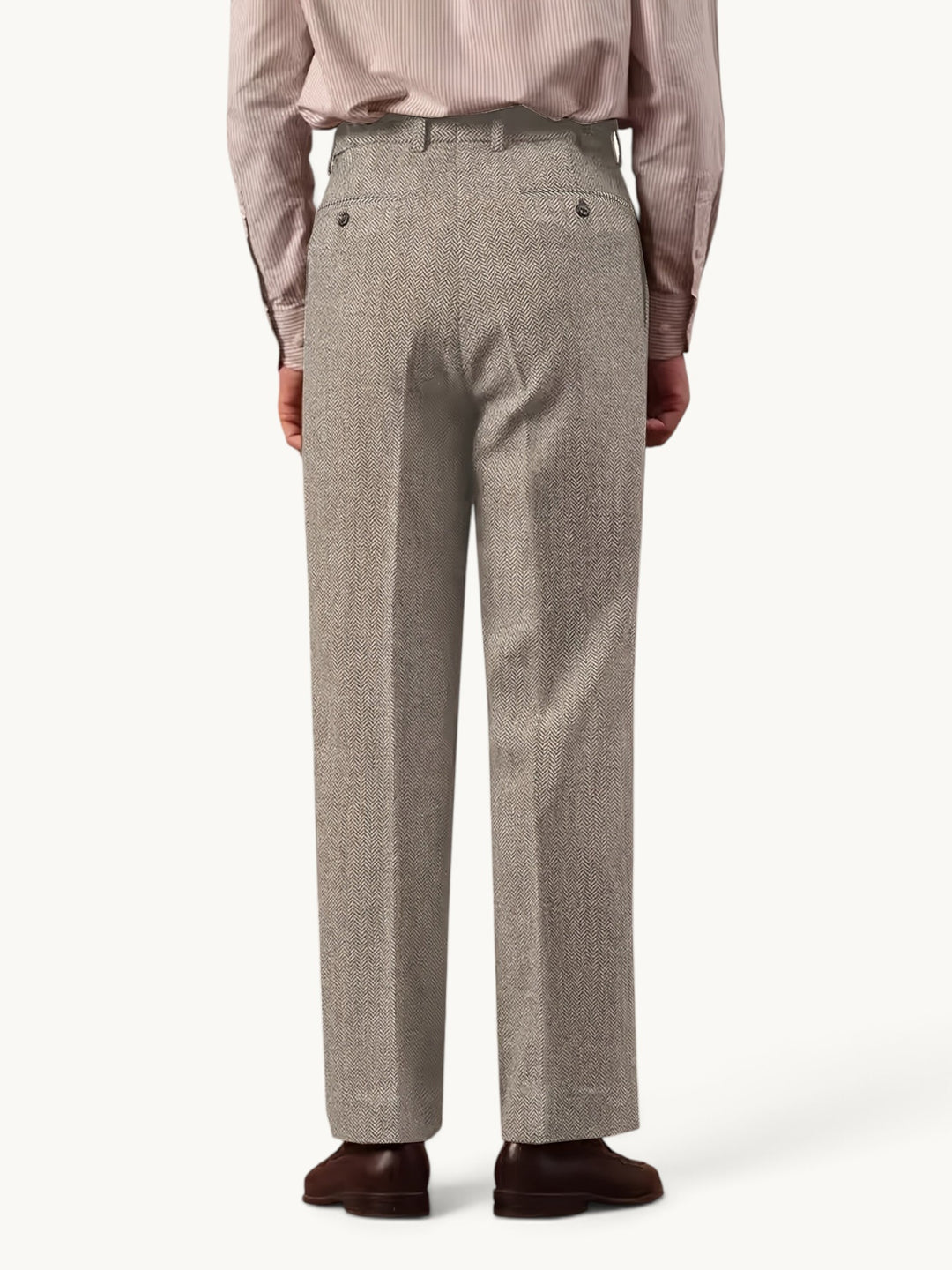 Pantalon droit en chevrons gris clair porté, vue de dos