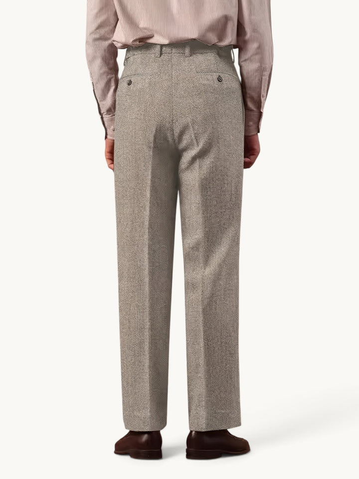 Pantalon droit en chevrons gris clair porté, vue de dos