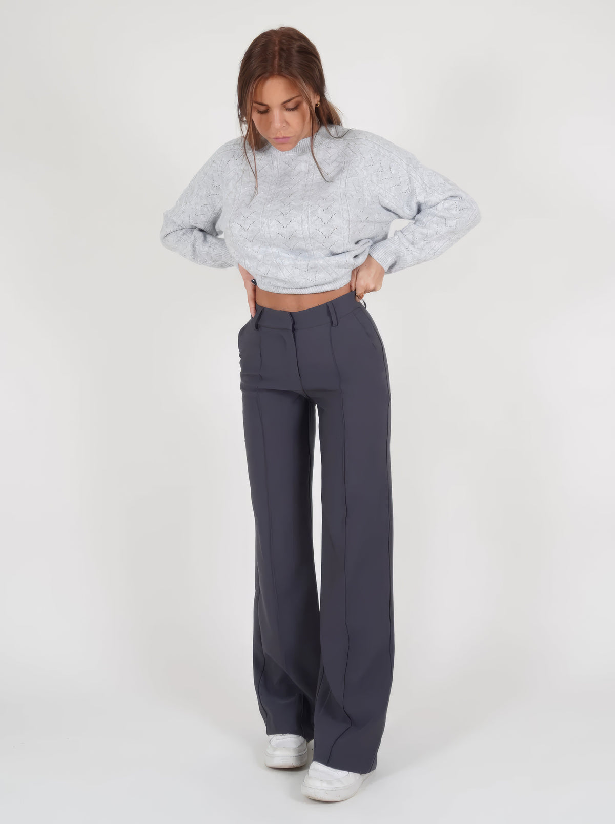 Pantalon droit taille haute, coloris gris foncé, vue de face