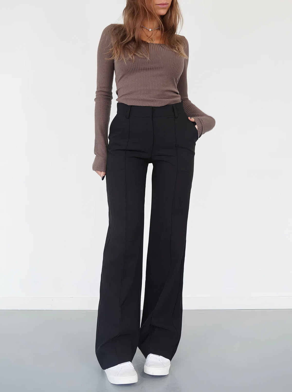 Pantalon droit taille haute, coloris noir, vue de face