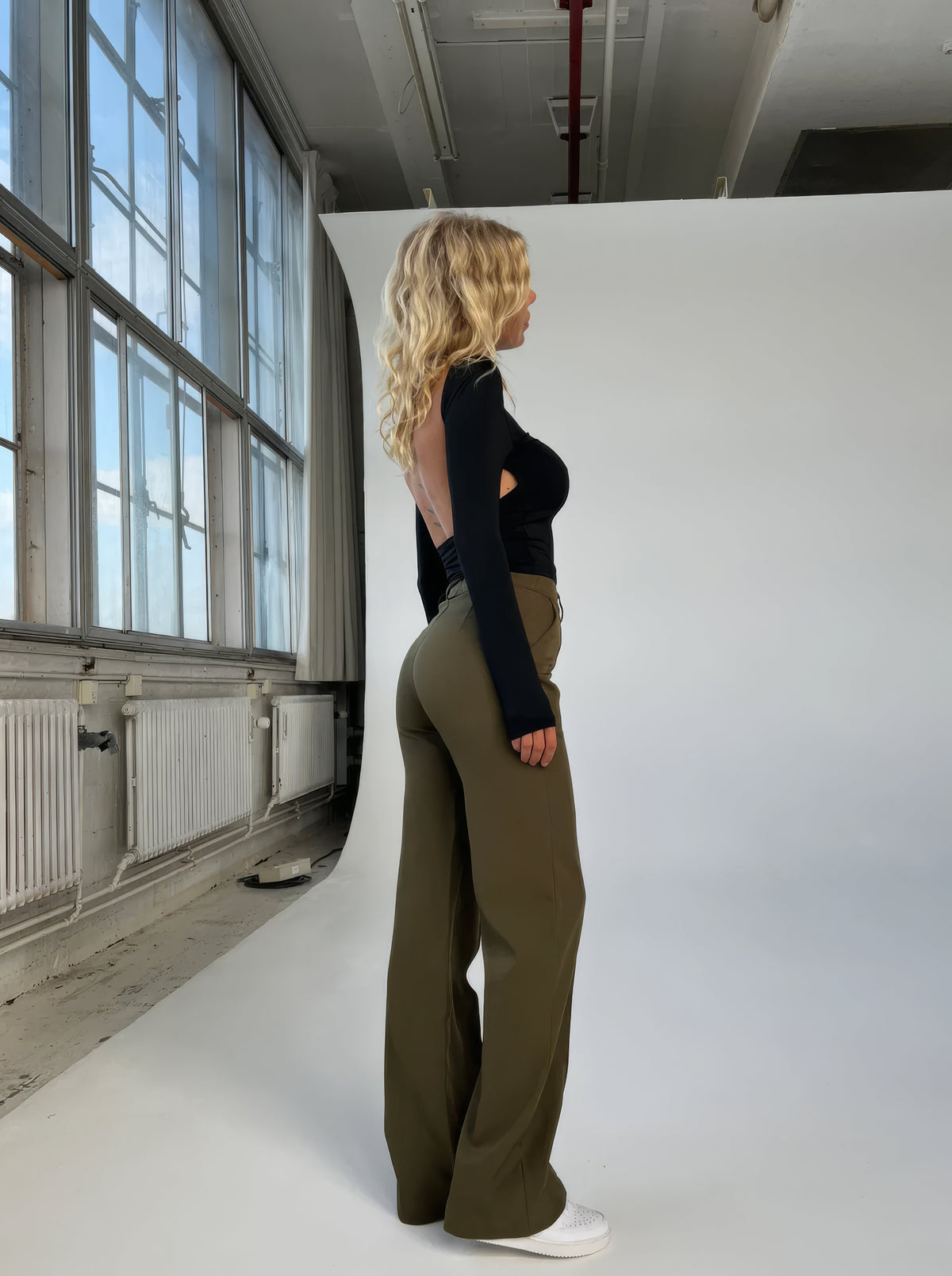 Pantalon droit taille haute, coloris vert olive, vue de profil