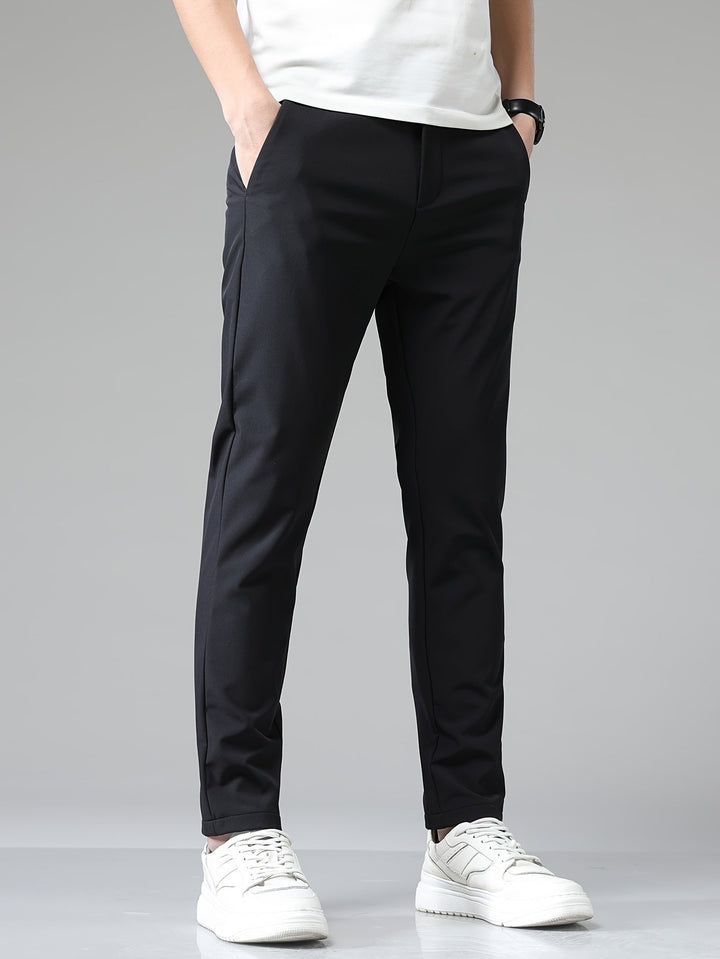 Pantalon ajusté noir à taille élastique, poches italiennes et t-shirt blanc rentré