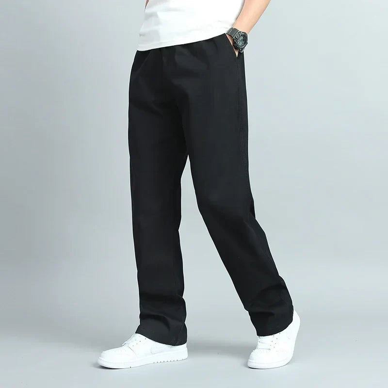 Pantalon droit noir à taille élastique, coupe décontractée et baskets blanches