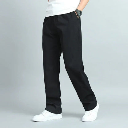 Pantalon droit noir à taille élastique, coupe décontractée et baskets blanches