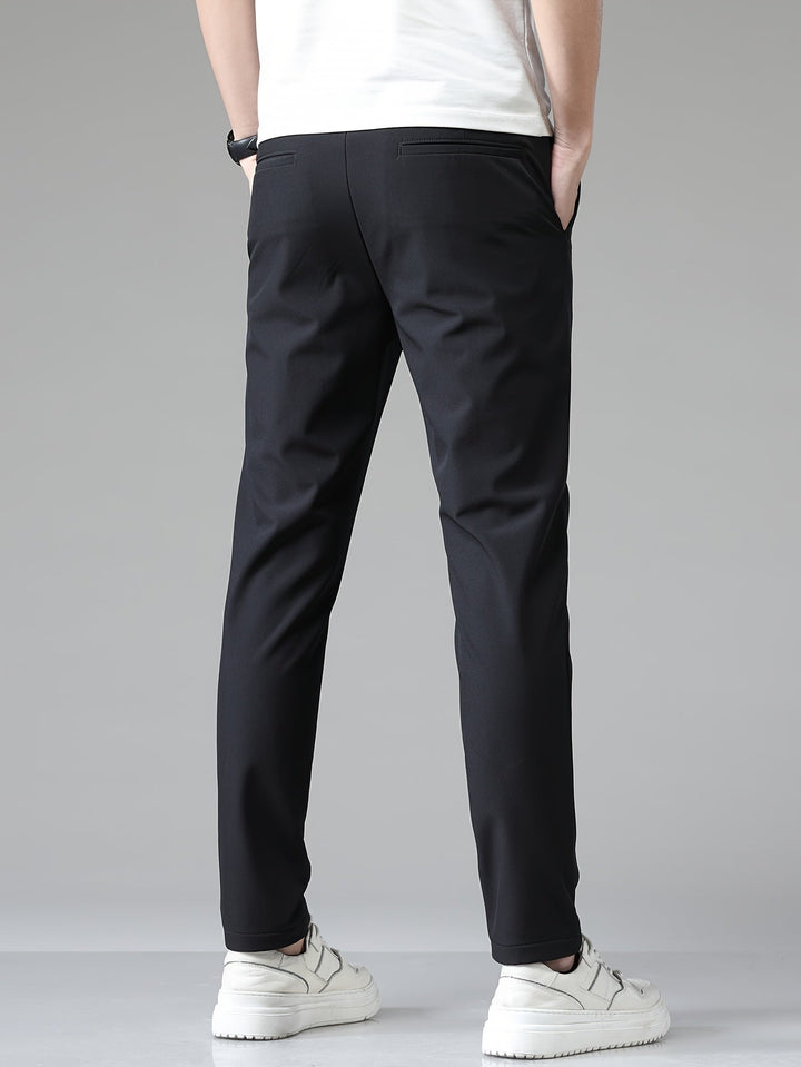 Dos du pantalon ajusté noir, deux poches passepoilées et coupe près du corps
