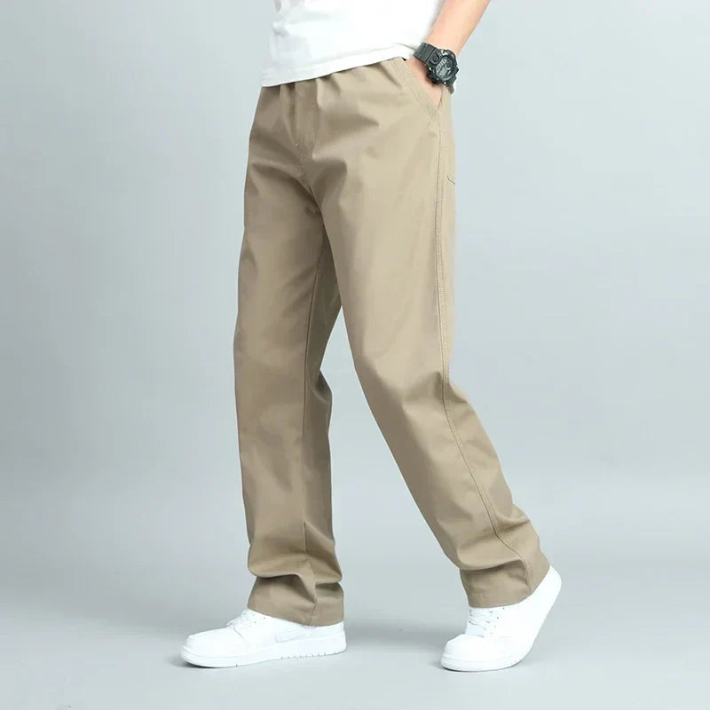 Pantalon droit kaki à taille élastique, jambe ample et poches latérales, baskets blanches