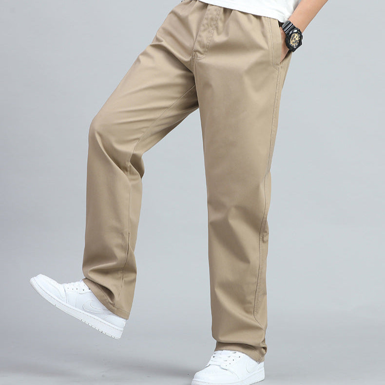 Pantalon kaki de trois quarts, jambe levée montrant la coupe ample et la longueur