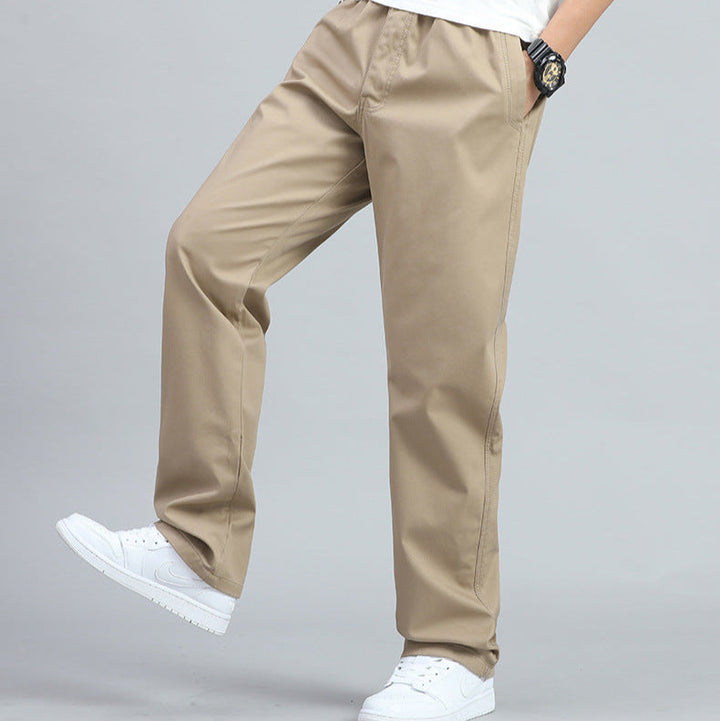Pantalon kaki de trois quarts, jambe levée montrant la coupe ample et la longueur