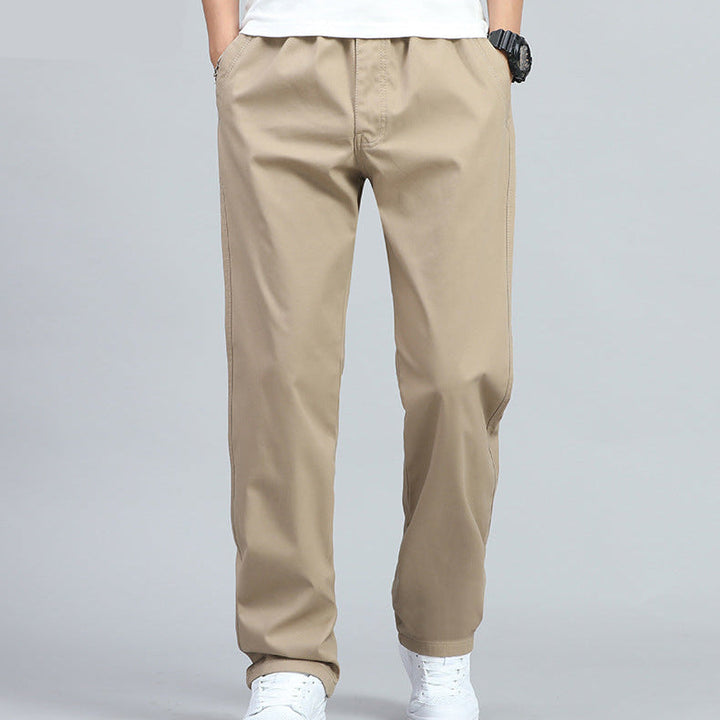Pantalon droit kaki vu de face, taille élastique froncée et deux poches italiennes