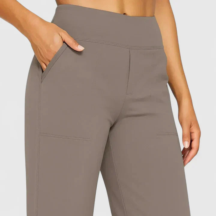 Pantalon large à taille haute, en vue rapprochée