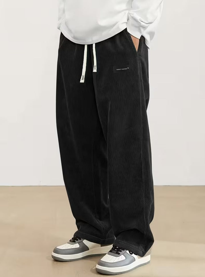 Pantalon large en velours côtelé noir, cordon écru et large côte verticale