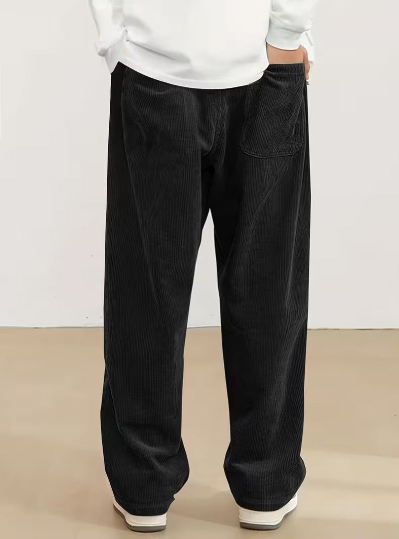 Dos du pantalon en velours côtelé noir, poche plaquée arrière et jambe ample