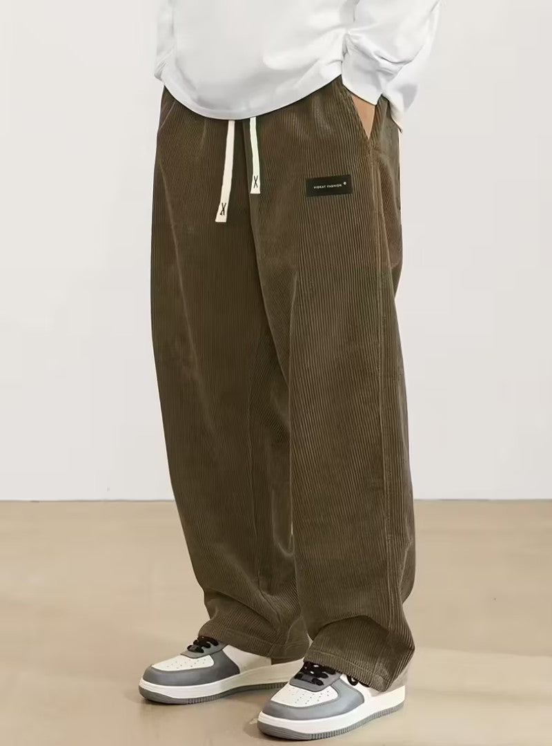 Pantalon large en velours côtelé brun olive, cordon écru et étiquette noire