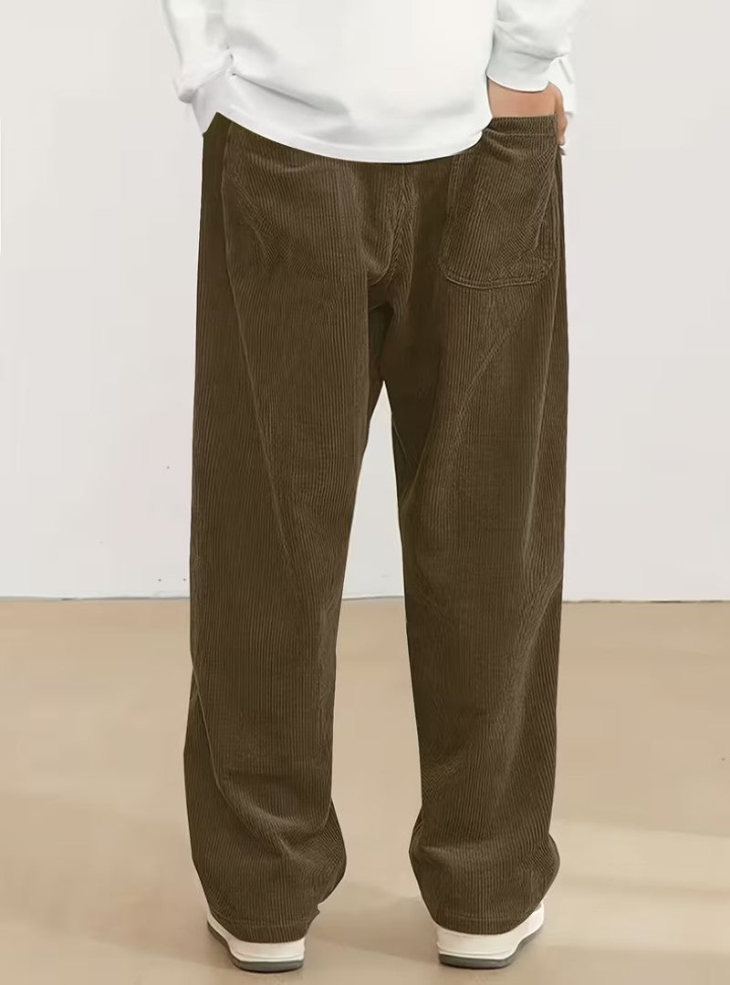 Dos du pantalon en velours côtelé brun olive, poche plaquée et taille froncée