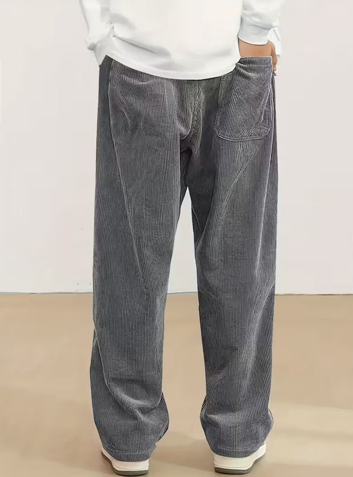 Dos du pantalon en velours côtelé gris, poche plaquée et taille élastique froncée