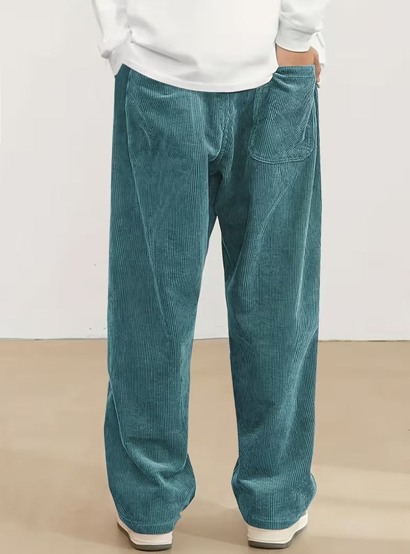 Dos du pantalon en velours côtelé bleu canard, poche plaquée arrière et jambe large