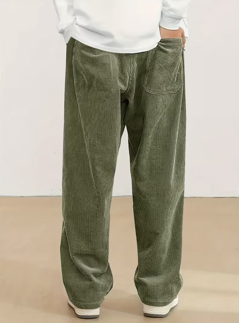Dos du pantalon en velours côtelé vert kaki, poche plaquée arrière et jambe large