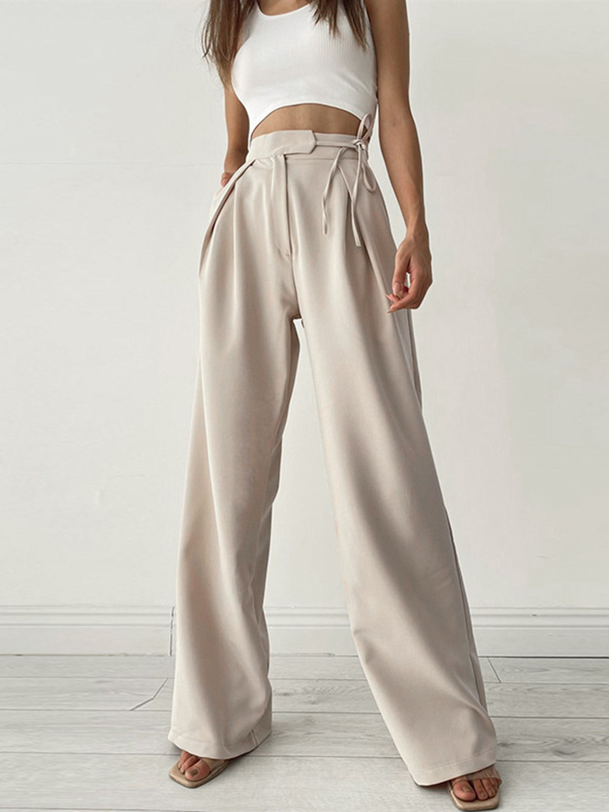 Pantalon large plissé, coloris beige, vue de face