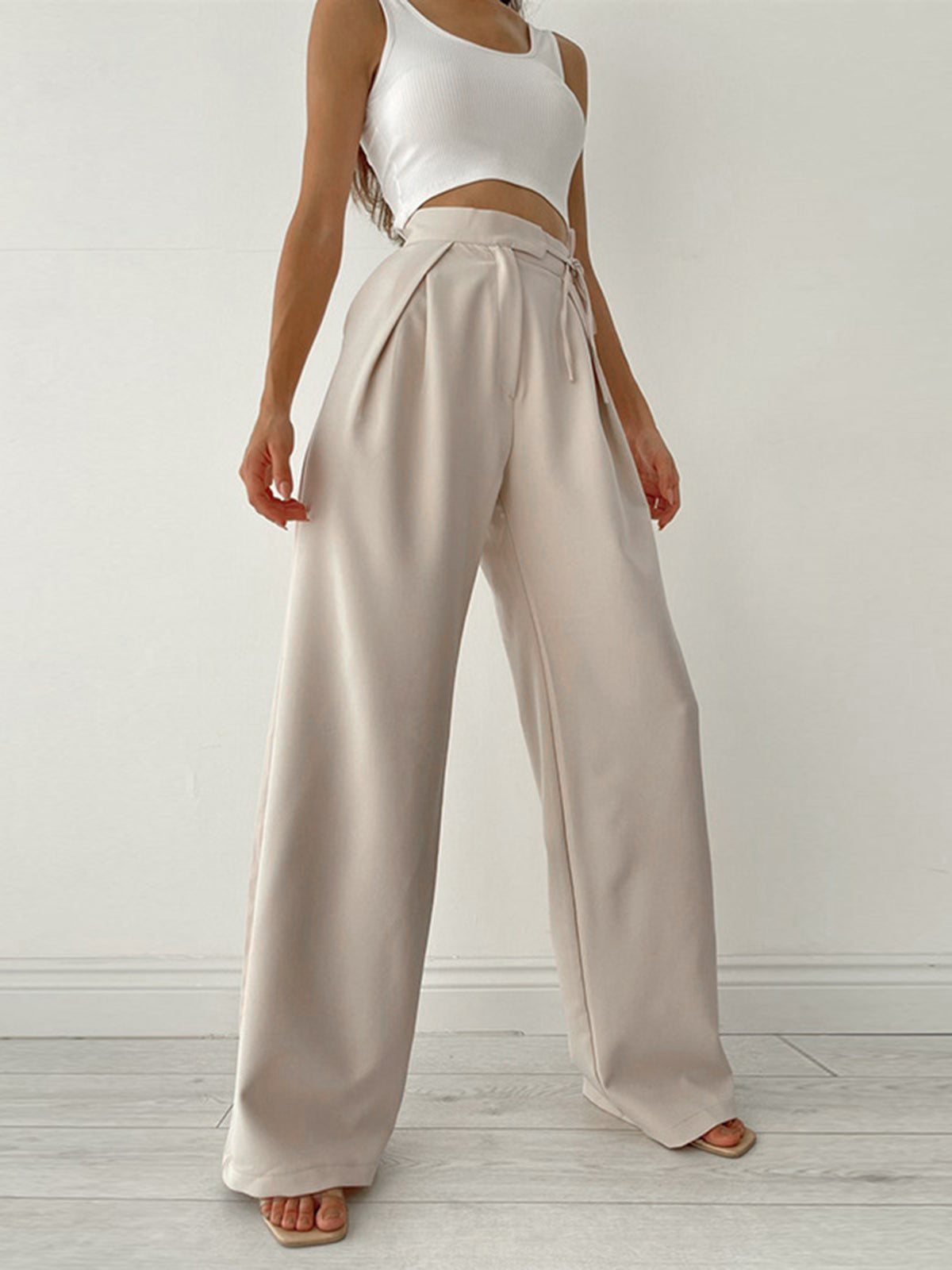 Pantalon large plissé, coloris beige, vue de trois quarts