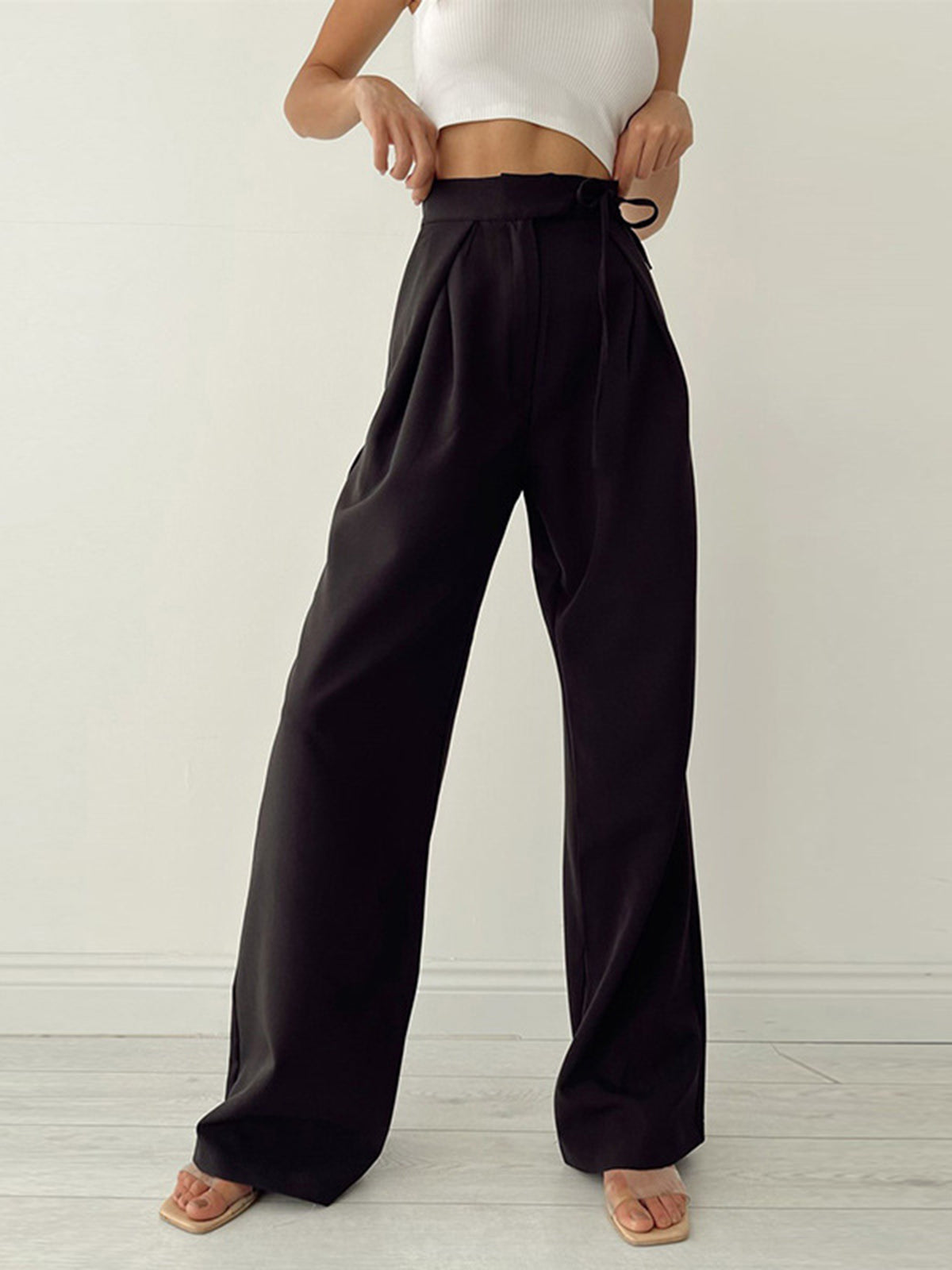 Pantalon large plissé, coloris noir, vue de trois quarts