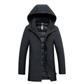 Parka noire à capuche, entrouverte sur sa doublure matelassée et son col montant