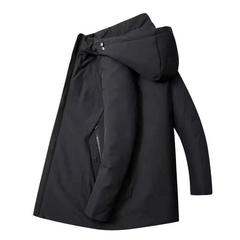 Parka noire de trois quarts, capuche relevée et poche zippée sur le devant