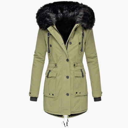 Parka longue à capuche, coloris vert, présentée seule