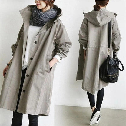 Parka longue de pluie, coloris pierre, porté en tenue