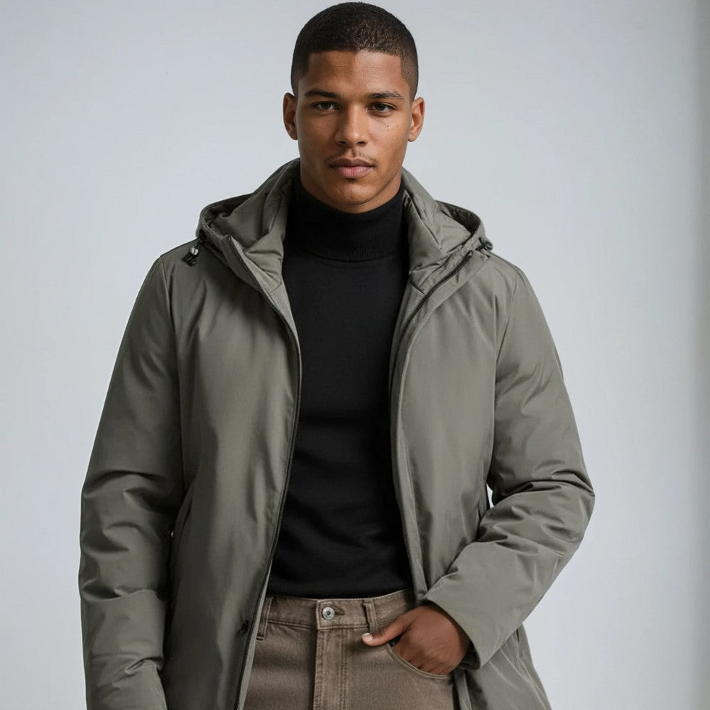 Parka mi-longue à capuche, coloris kaki, porté en tenue