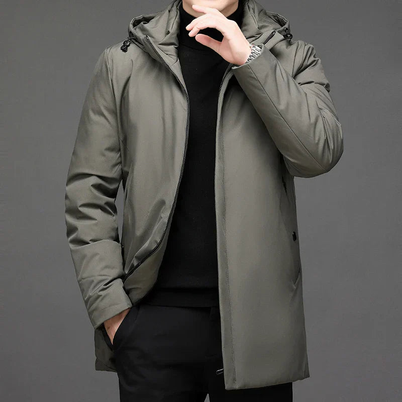 Parka mi-longue à capuche, coloris kaki, vue de trois quarts