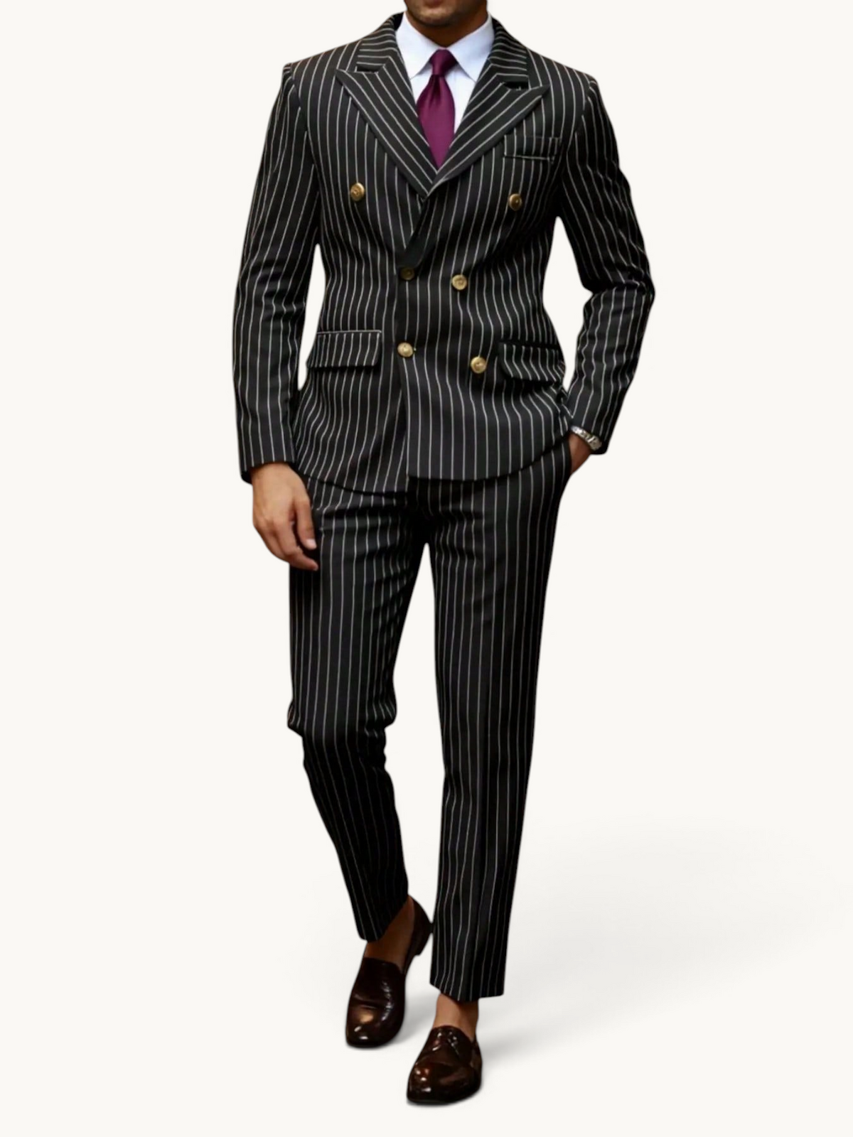 Costume rayé noir à double boutonnage porté avec chemise blanche et cravate bordeaux, en pied