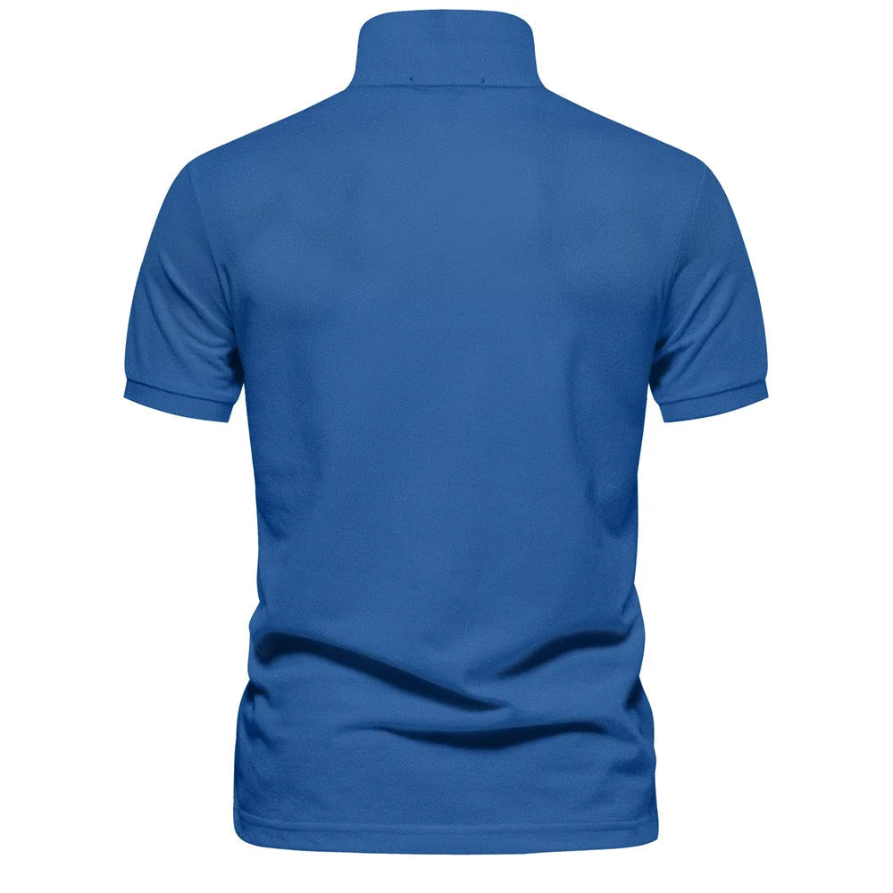 Dos du polo en piqué bleu roi, épaules nettes et bas de manches à revers