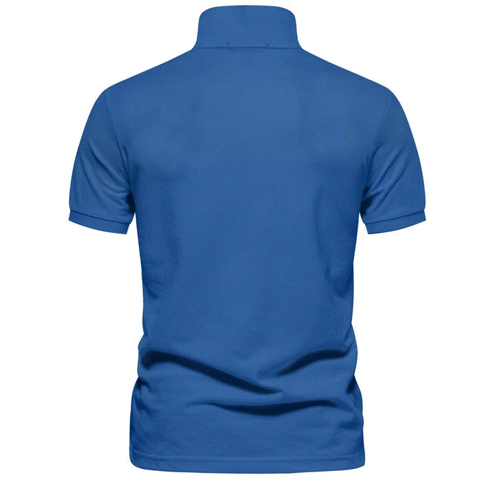 Dos du polo en piqué bleu roi, épaules nettes et bas de manches à revers