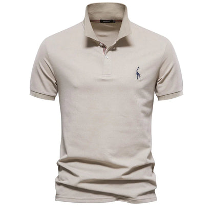 Polo en piqué beige sable, girafe brodée bleue et patte de boutonnage à liseré