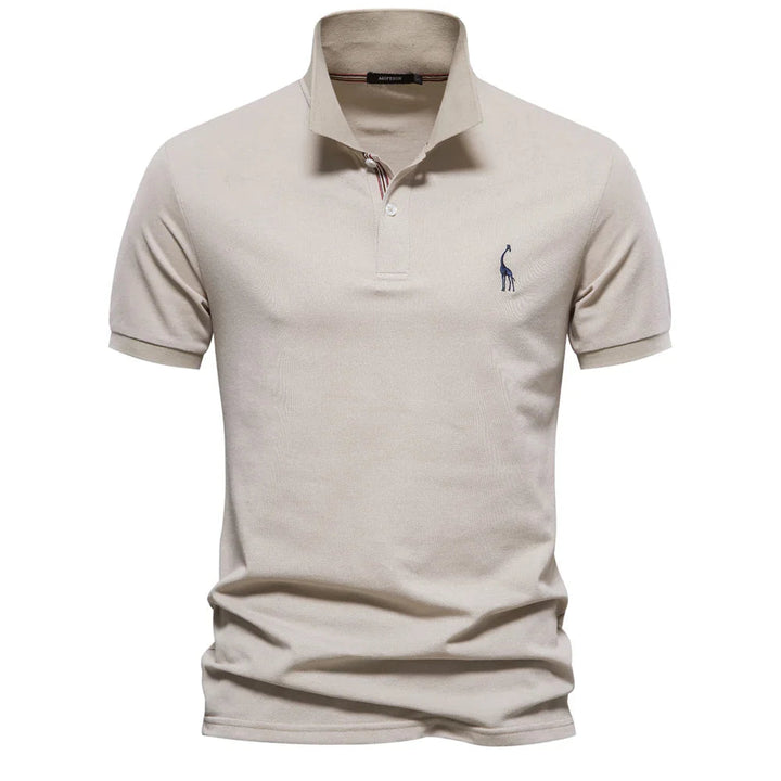Polo en piqué beige sable, girafe brodée bleue et patte de boutonnage à liseré