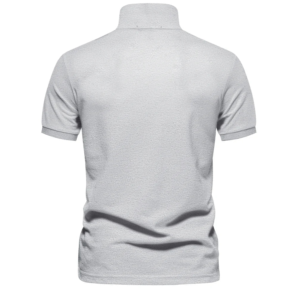 Dos du polo en piqué gris clair chiné, col rabattu et manches courtes à revers