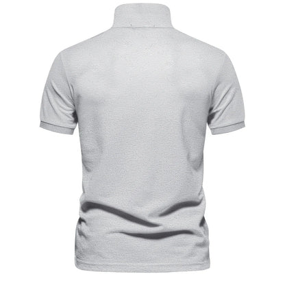 Dos du polo en piqué gris clair chiné, col rabattu et manches courtes à revers