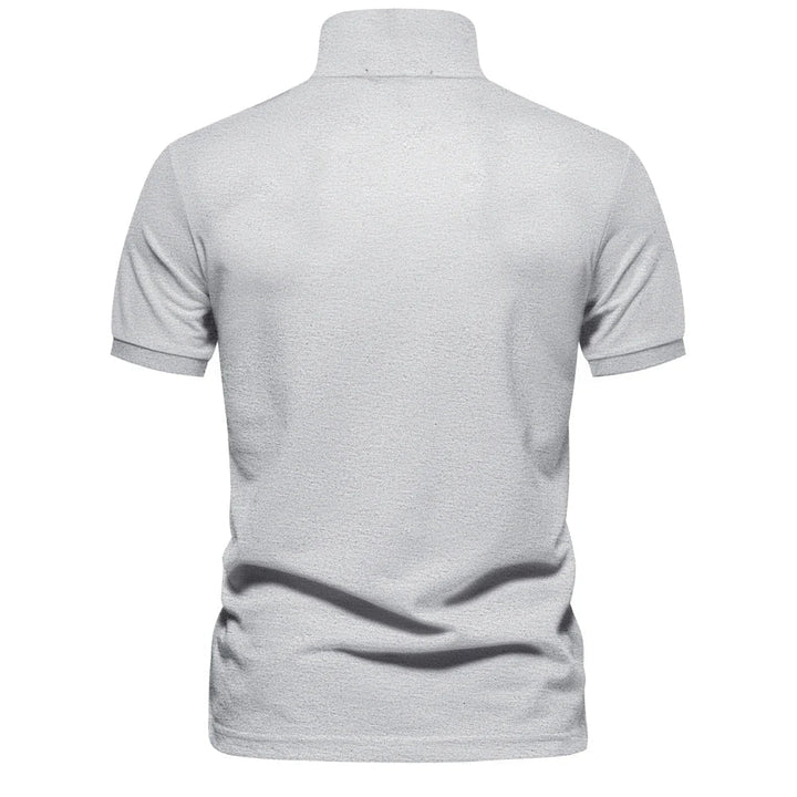 Dos du polo en piqué gris clair chiné, col rabattu et manches courtes à revers