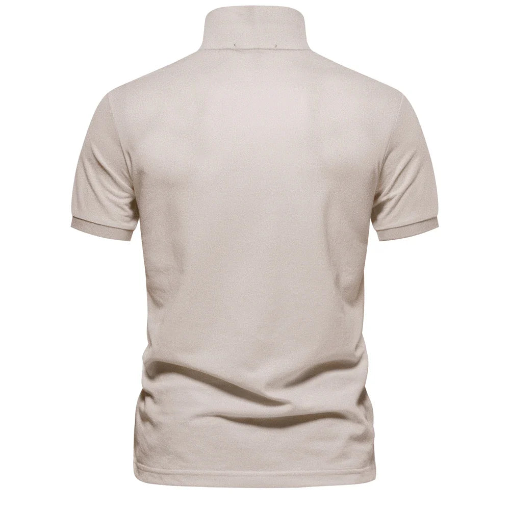 Dos du polo en piqué beige sable, col rabattu et manches courtes à revers